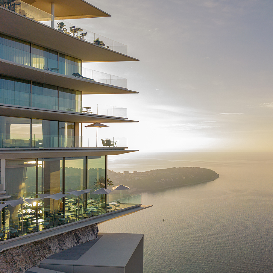 Vue de l'hôtel de côté avec le Riviera Restaurant au rez-de-chaussée, et de la Côte d'Azur.