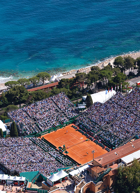 Les terrains de tennis des Monaco Masters avec la mer en arrière plan.