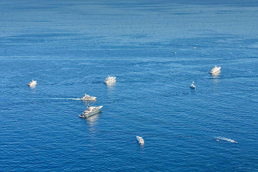 Bateaux et yachts sur la mer.