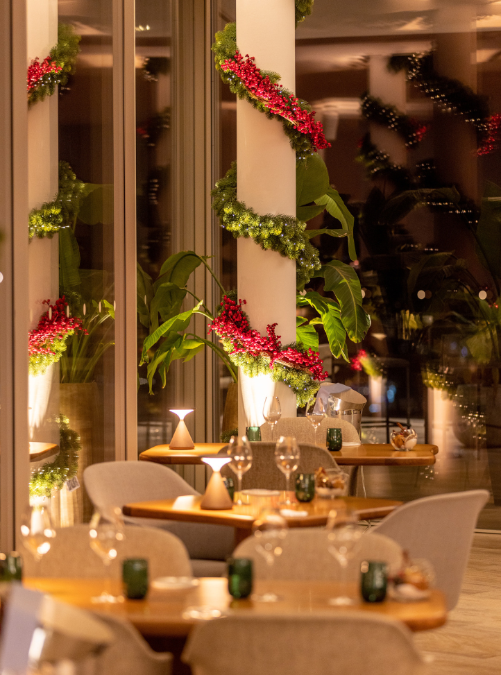 Salle du restaurant Ceto avec décorations de Noël