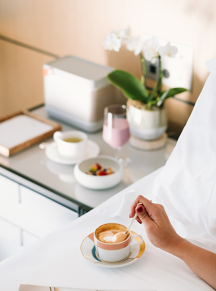 Un café sur un lit au Maybourne Riviera