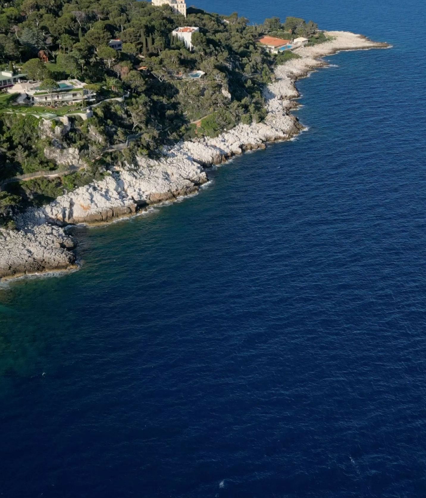 Vue de la Côte d'Azur avec des maisons le long de la roche avec la mer.