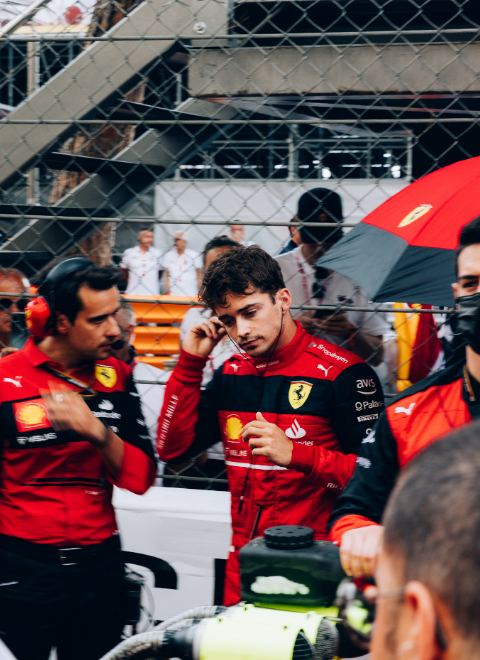 Photo de Charles Leclerc en combinaison Ferrari au Grand Prix de Monaco